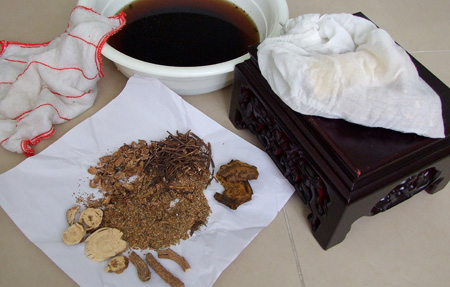 Chinese herbal washing or dressing for skin itching