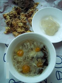 Chrysanthemum tea is suitable for wind-heat infection.