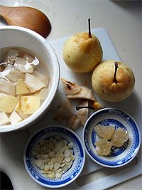 Bitter apricot kernel, pear and rock sugar. 